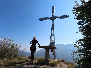 37 Alla croce del Monte Castello (1425 m) baciata dal sole con vista in Alben